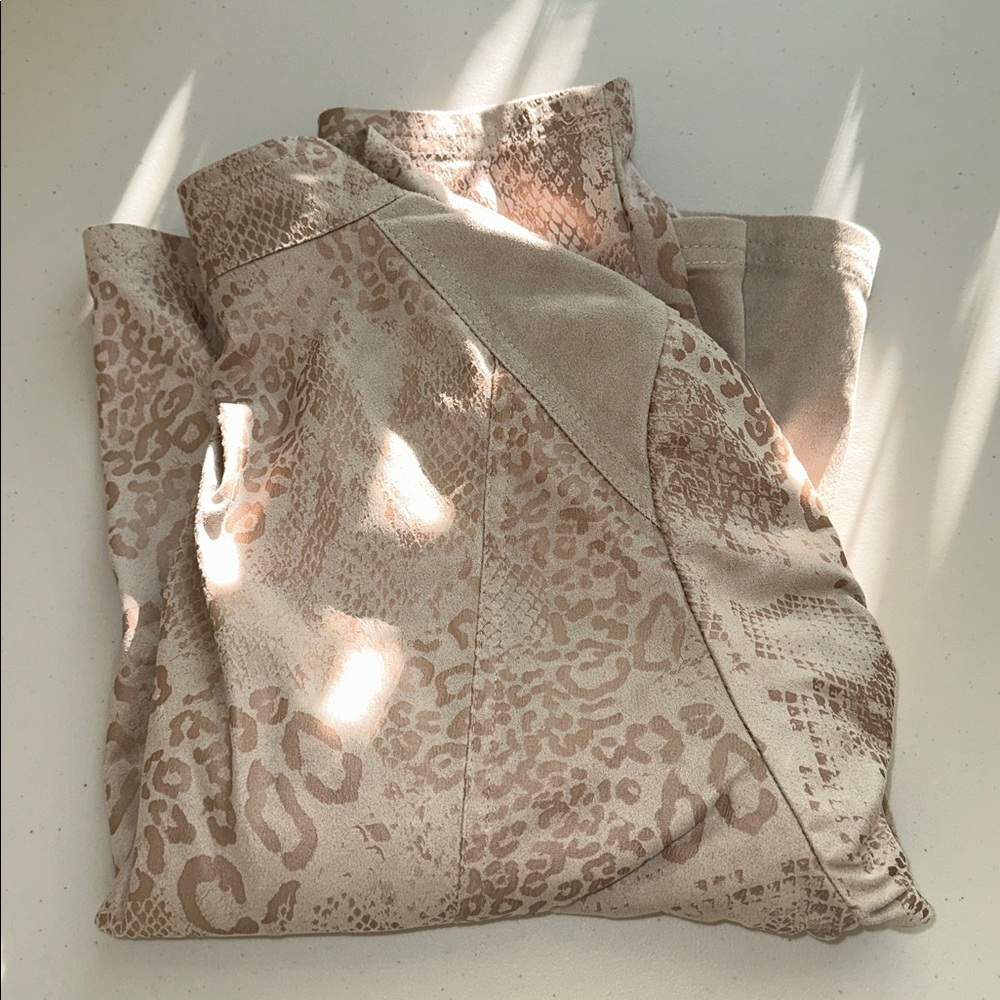 Chico's Beige Leopard Print Blazer Size 2 - Picture 15 of 15